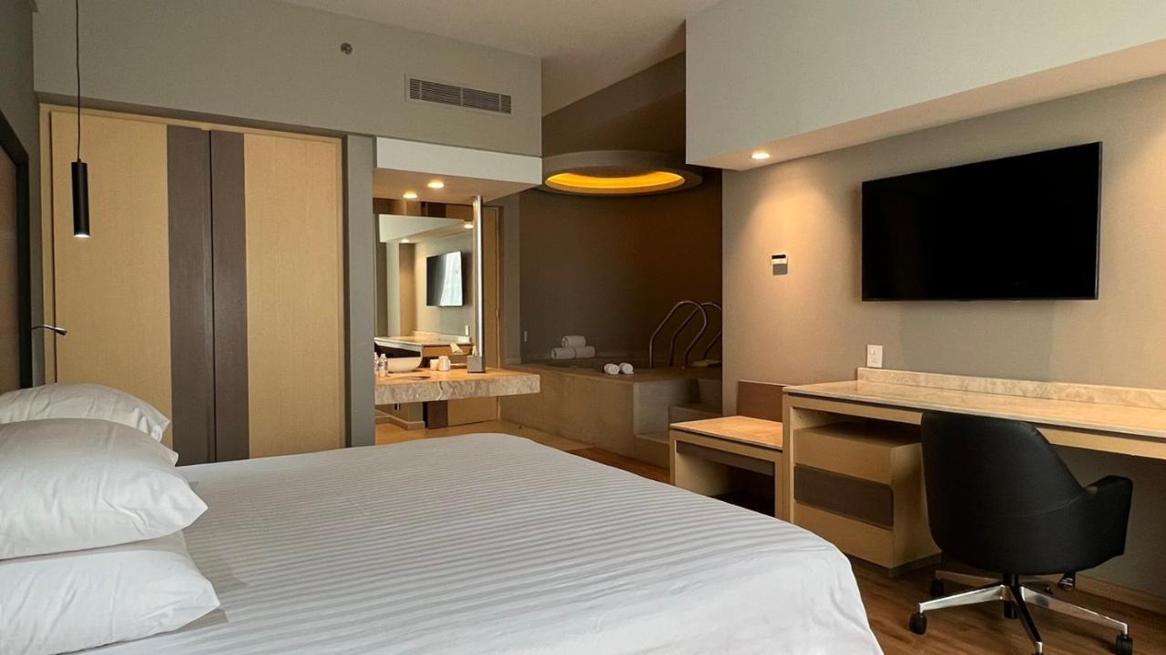 Ramada By Wyndham Mexico City Santa Fe ภายนอก รูปภาพ