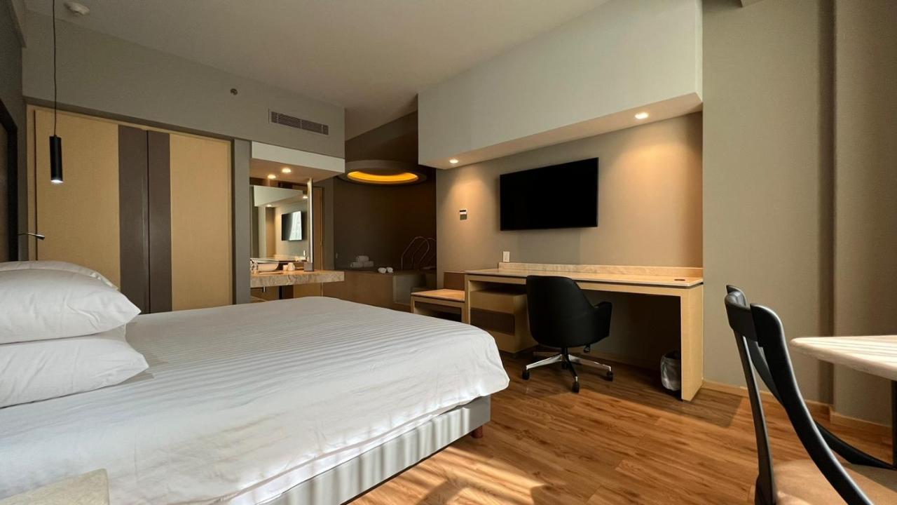 Ramada By Wyndham Mexico City Santa Fe ภายนอก รูปภาพ