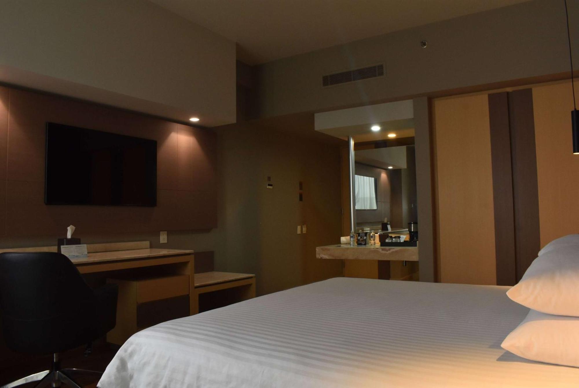 Ramada By Wyndham Mexico City Santa Fe ภายนอก รูปภาพ