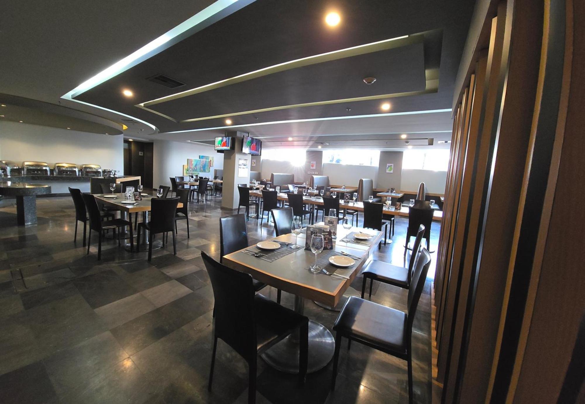 Ramada By Wyndham Mexico City Santa Fe ภายนอก รูปภาพ